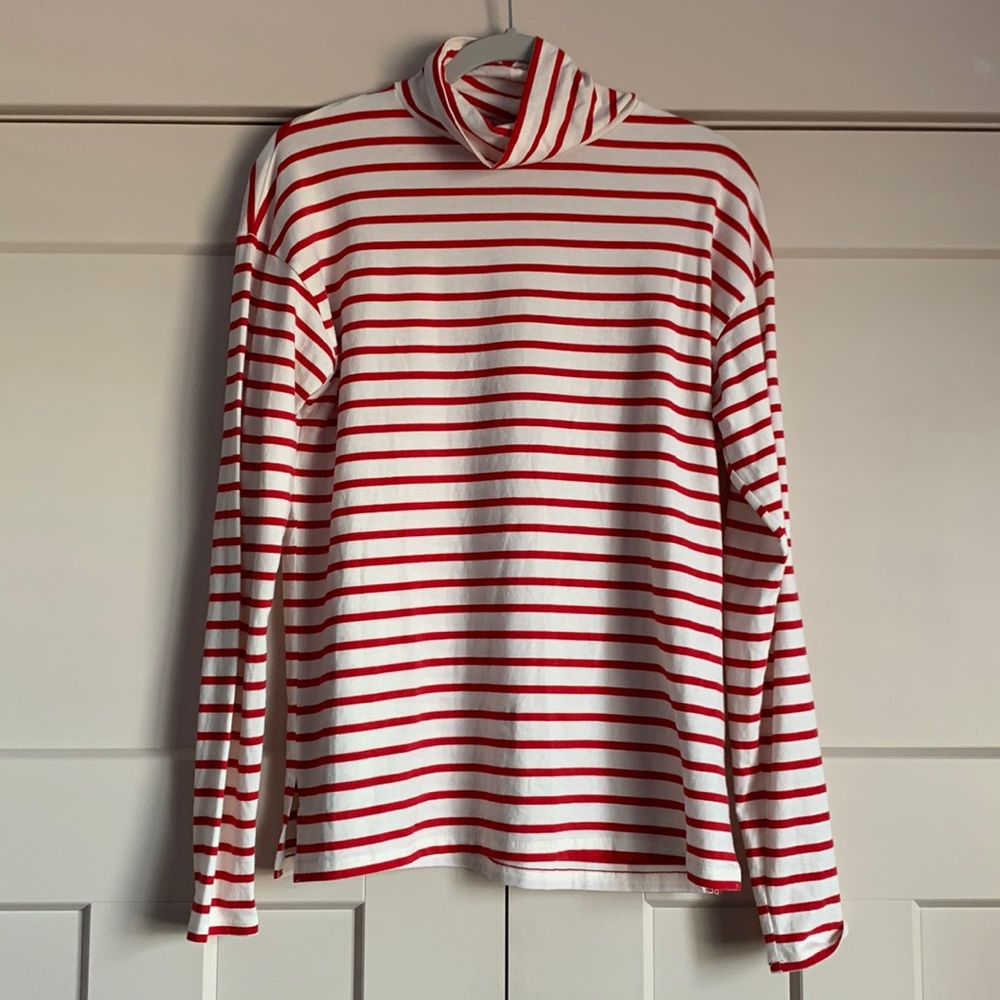 Gap white and red striped turtleneck